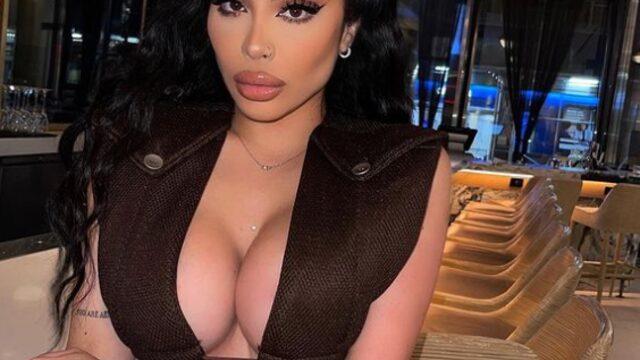 Sosyal medya fenomeni göğüs altı dekoltesiyle hayran bıraktı! “Bu nasıl bikini?”