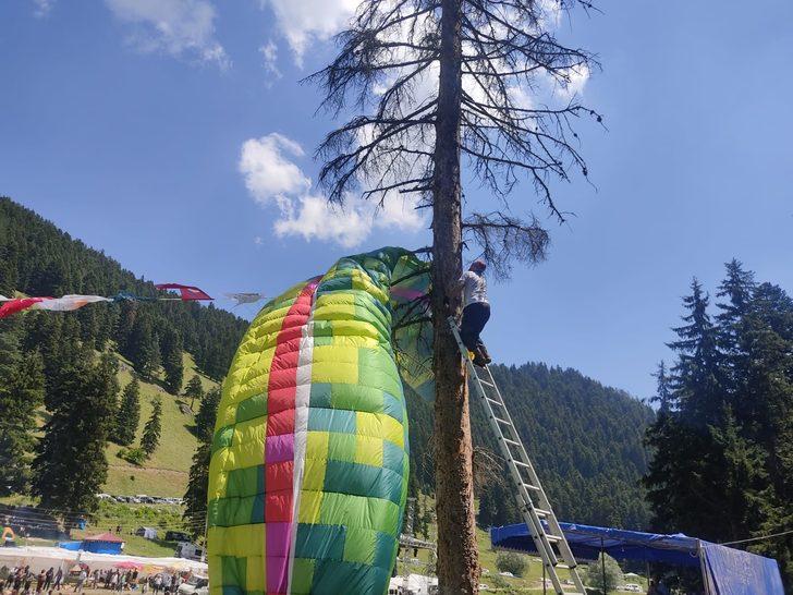 Artvin'de yamaç paraşütü pilotu rüzgar yön değiştirince piknik yapanların üzerine indi G2