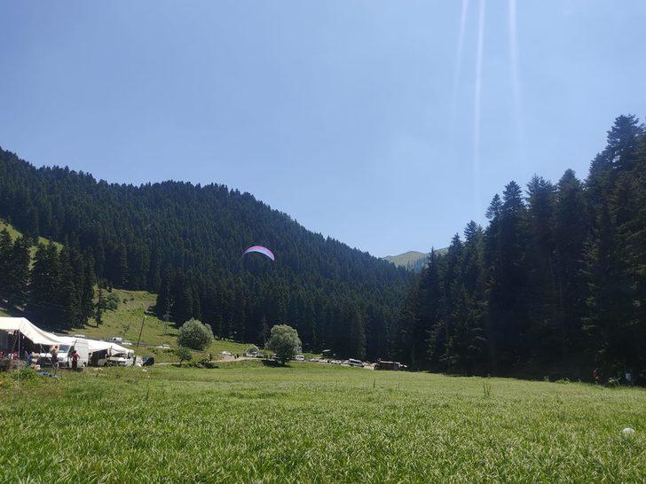 Artvin'de yamaç paraşütü pilotu rüzgar yön değiştirince piknik yapanların üzerine indi G3