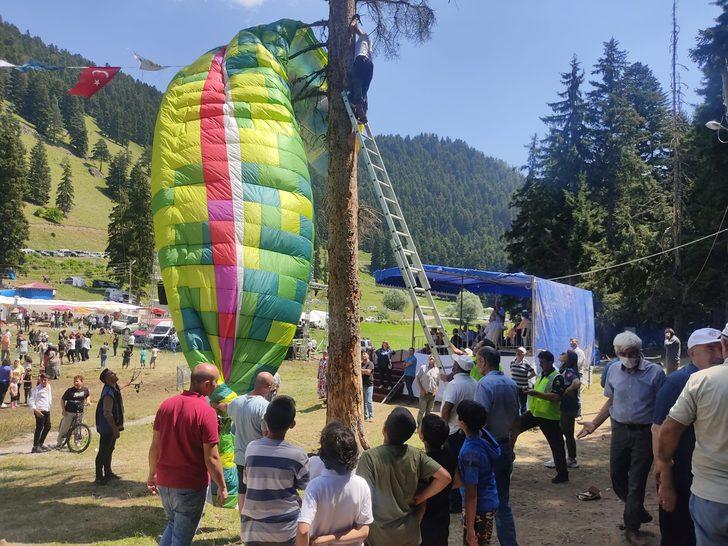 Artvin'de yamaç paraşütü pilotu rüzgar yön değiştirince piknik yapanların üzerine indi G4