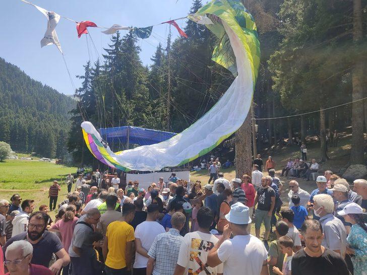 Artvin'de yamaç paraşütü pilotu rüzgar yön değiştirince piknik yapanların üzerine indi G5