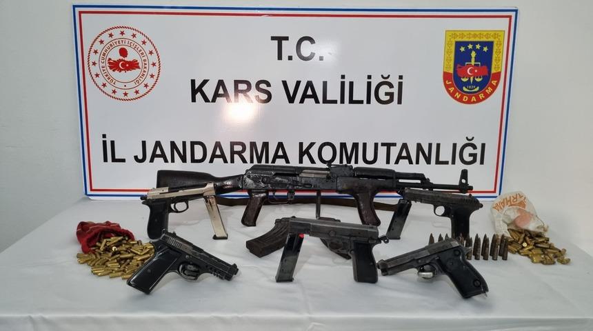 Kars'ta silah kaçakçılığı yaptıkları iddiasıyla 5 kişi gözaltına alındı
