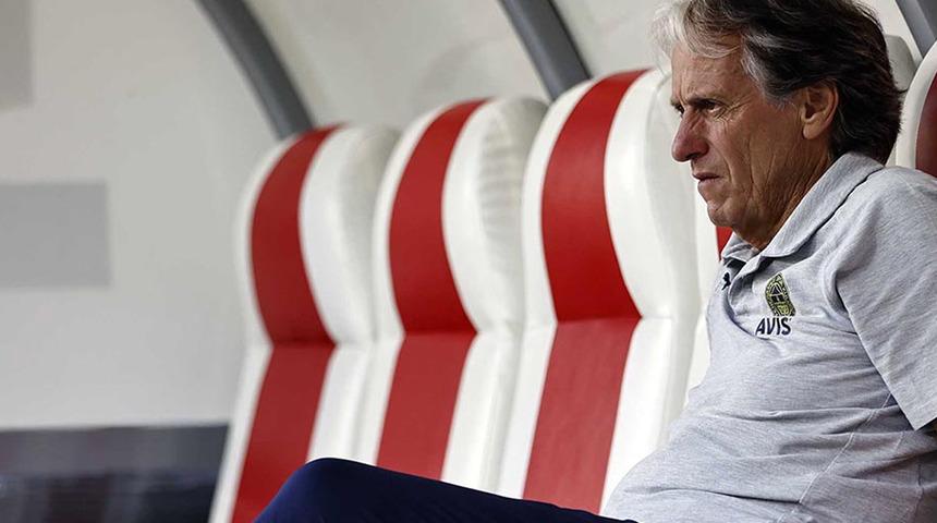 Fenerbahçe'nin UEFA'ya Avrupa Ligi kadrosu değişti! Jorge Jesus neşteri eline aldı...