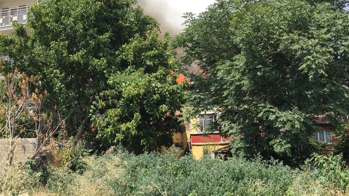 Bursa'da metruk ahşap evde &ccedil;ıkan yangın s&ouml;nd&uuml;r&uuml;ld&uuml;