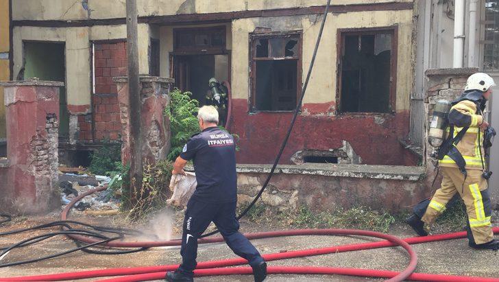 Bursa'da metruk ahşap evde çıkan yangın söndürüldü G2