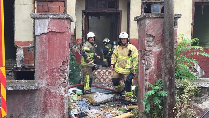 Bursa'da metruk ahşap evde çıkan yangın söndürüldü G3