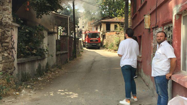 Bursa'da metruk ahşap evde çıkan yangın söndürüldü G4