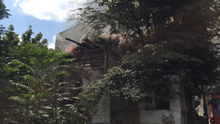 Bursa'da metruk ahşap evde çıkan yangın söndürüldü G5