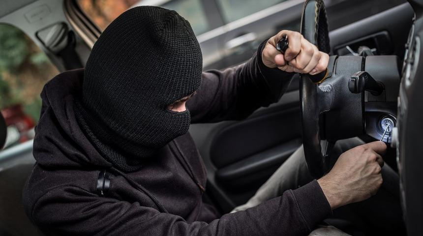 TikTok'ta araba hırsızlığı artıran yeni akım! Bir anda popülerleşti: USB kablo kullanarak...