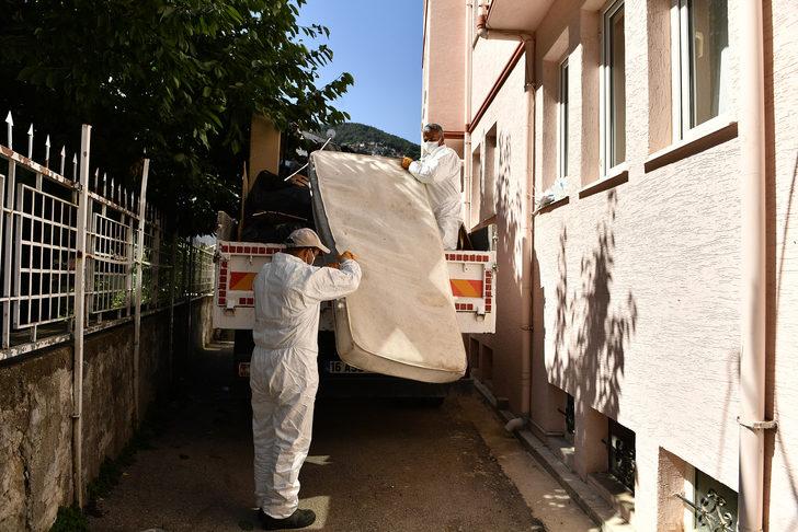 Bursa'da bir evden 2 kamyon çöp çıkarıldı G2