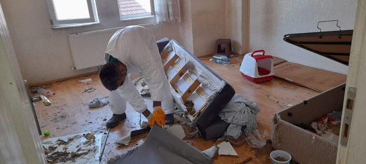 Bursa'da bir evden 2 kamyon çöp çıkarıldı G3