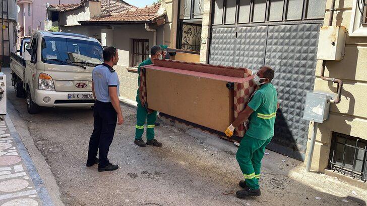 Bursa'da bir evden 2 kamyon çöp çıkarıldı G4