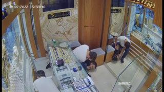 Şekerinin düştüğünü söyleyip yere yığıldı! Dili boğazına kaçan adama, kuyumcudan hayat kurtaran müdahale