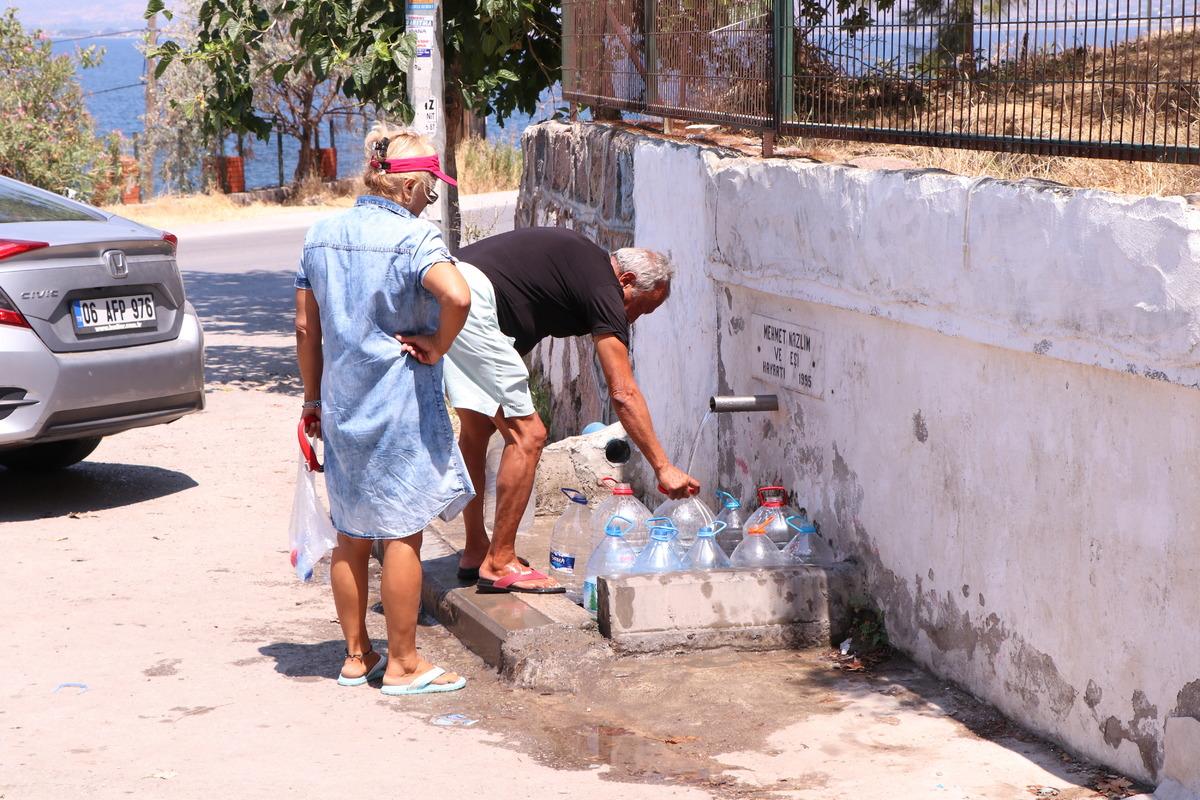 İzmir Dikili'de 4 g&uuml;nd&uuml;r s&uuml;ren su kesintisi tepkilere neden oluyor
