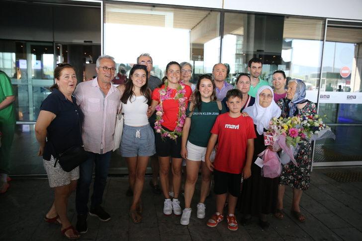 Manş Denizi'ni yüzerek geçen Aysu Türkoğlu, Bodrum'da davul zurnayla karşılandı G1