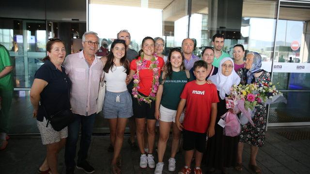 Manş Denizi'ni yüzerek geçen Aysu Türkoğlu, Bodrum'da davul zurnayla karşılandı