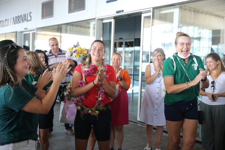 Manş Denizi'ni yüzerek geçen Aysu Türkoğlu, Bodrum'da davul zurnayla karşılandı G3