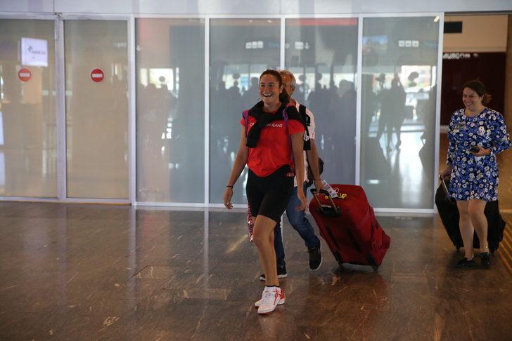 Manş Denizi'ni yüzerek geçen Aysu Türkoğlu, Bodrum'da davul zurnayla karşılandı G4