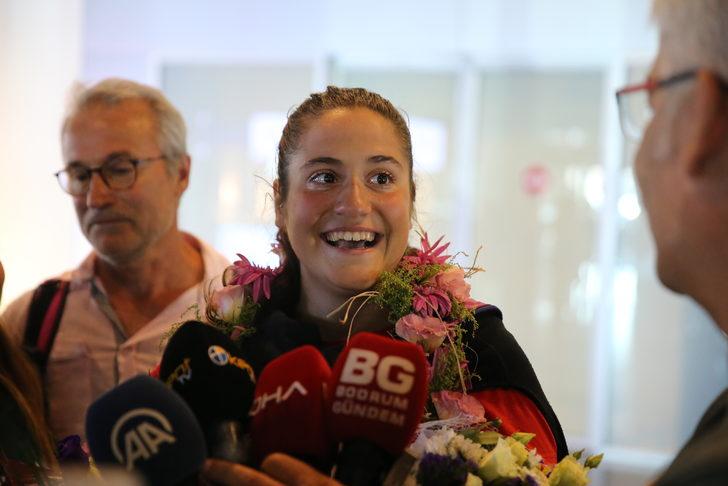 Manş Denizi'ni yüzerek geçen Aysu Türkoğlu, Bodrum'da davul zurnayla karşılandı G5