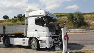 Samsun'da tur otobüsü ile tırın çarpışması sonucu 4 kişi yaralandı