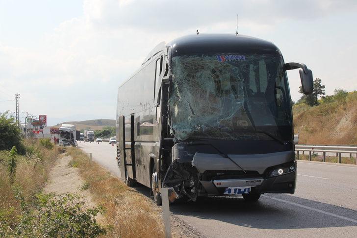 Samsun'da tur otobüsü ile tırın çarpışması sonucu 4 kişi yaralandı G4