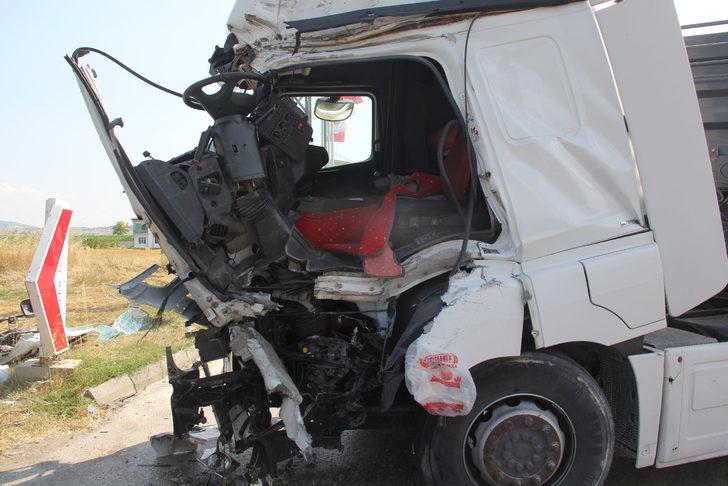 Samsun'da tur otobüsü ile tırın çarpışması sonucu 4 kişi yaralandı G5