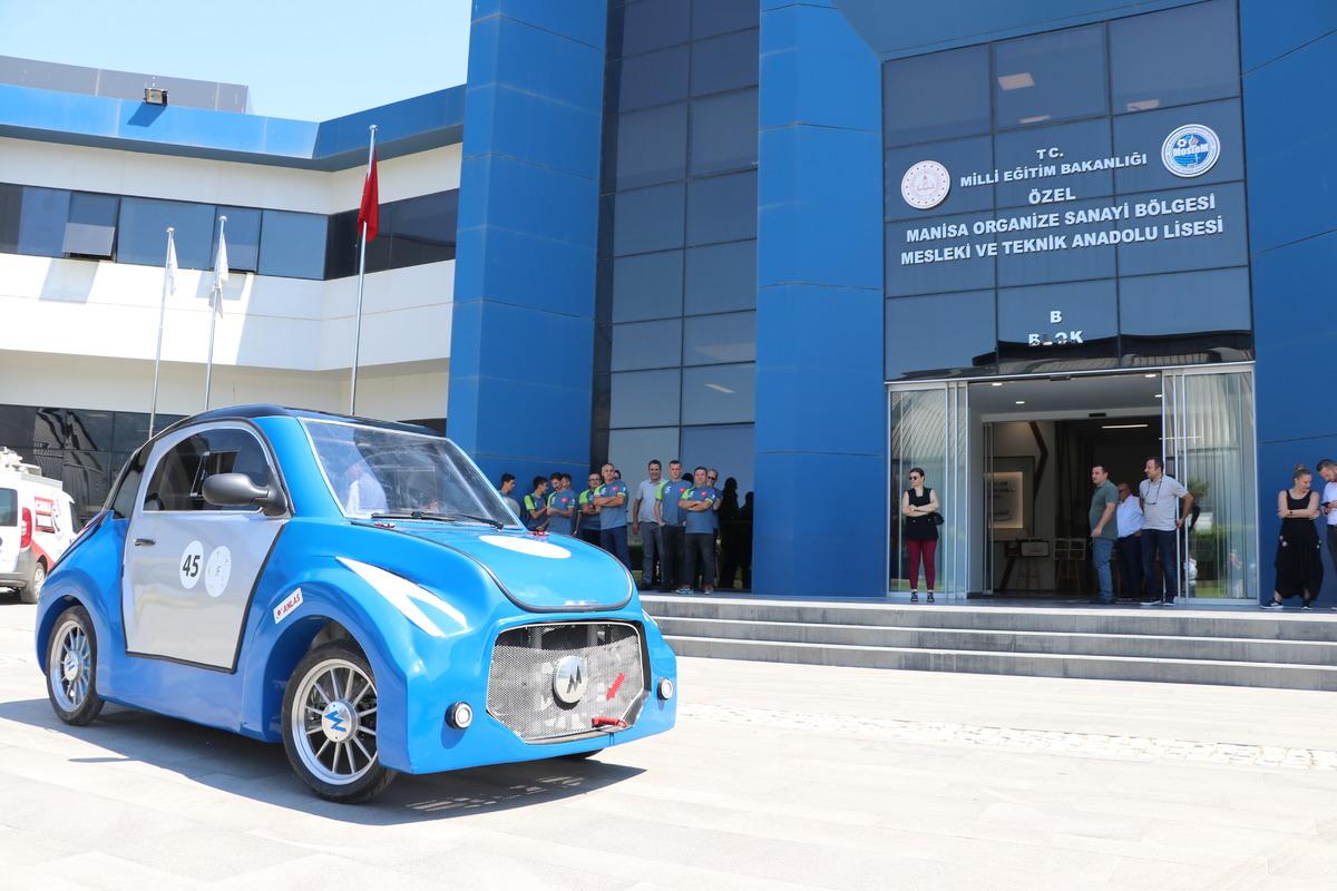 Manisa'da lise &ouml;ğrencilerinin geliştirdiği elektrikli ara&ccedil; tanıtıldı