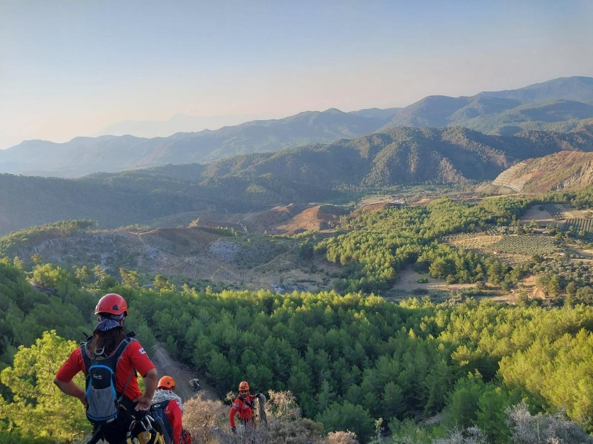 Muğla'da kayalıklarda mahsur kalan ke&ccedil;iyi AKUT ekibi kurtardı