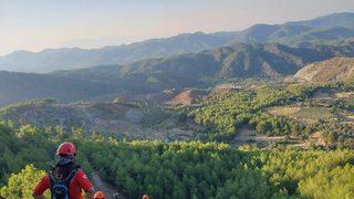Muğla'da kayalıklarda mahsur kalan keçiyi AKUT ekibi kurtardı