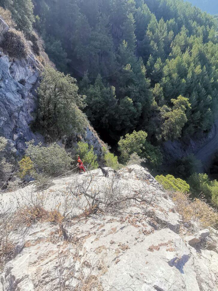 Muğla'da kayalıklarda mahsur kalan keçiyi AKUT ekibi kurtardı G3