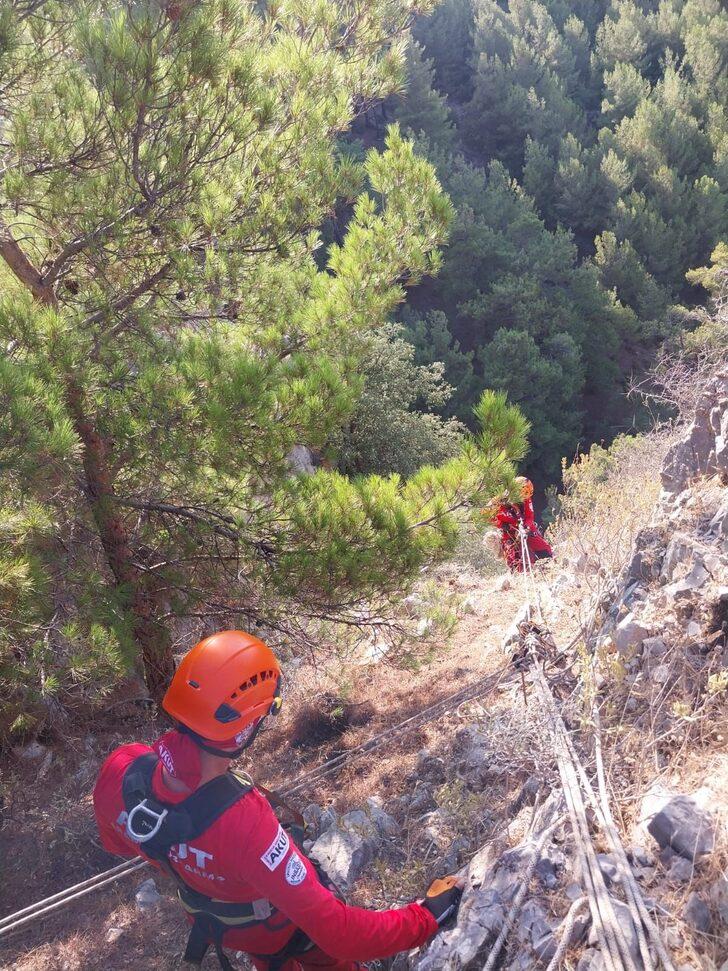 Muğla'da kayalıklarda mahsur kalan keçiyi AKUT ekibi kurtardı G4
