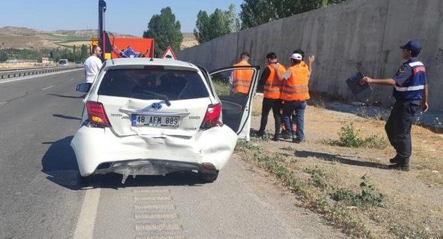 Sivas'ta iki otomobilin çarpıştığı kazada 13 kişi yaralandı