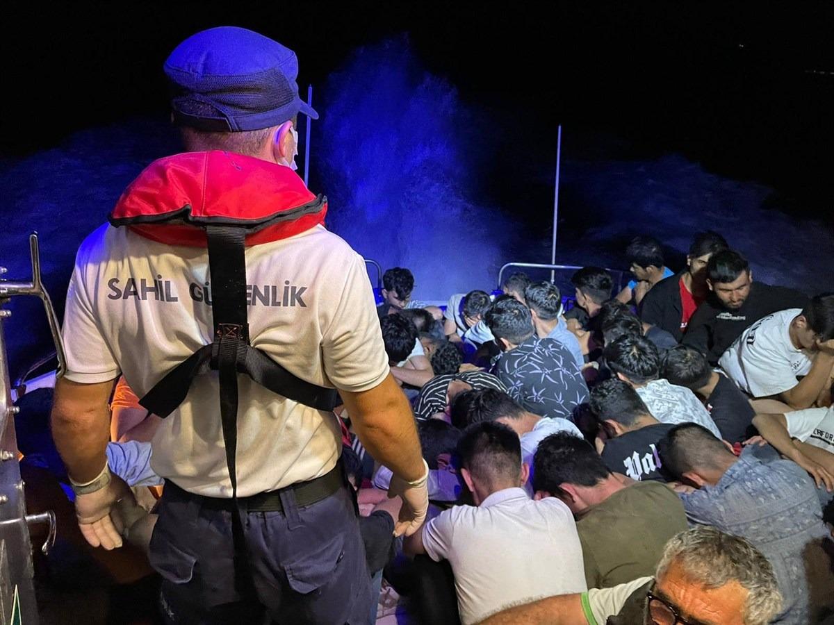 Muğla a&ccedil;ıklarında 98 d&uuml;zensiz g&ouml;&ccedil;men kurtarıldı