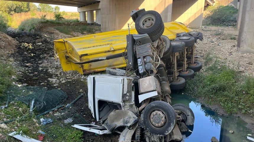 Silivri'de hafriyat kamyonu viyadükten dere yatağına düştü