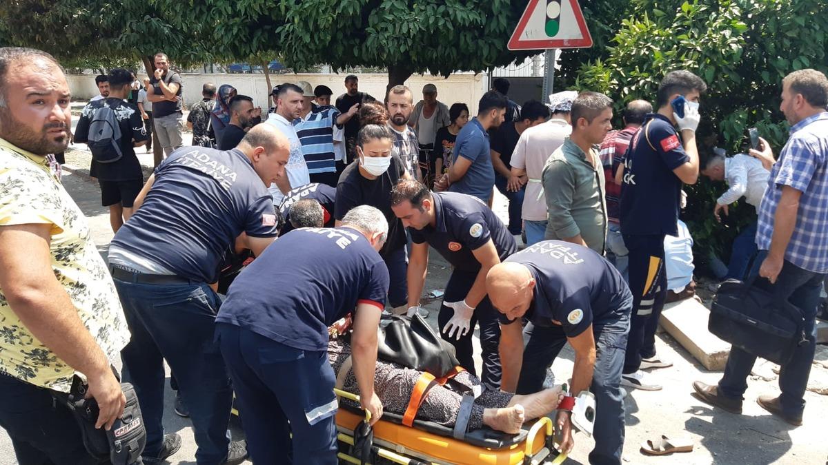 Adana'da cipin durağa &ccedil;arpması sonucu 4 kişi yaralandı