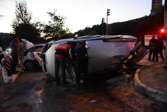 Kocaeli'de hafif ticari araç ile otomobilin çarpışması sonucu 2 kişi yaralandı
