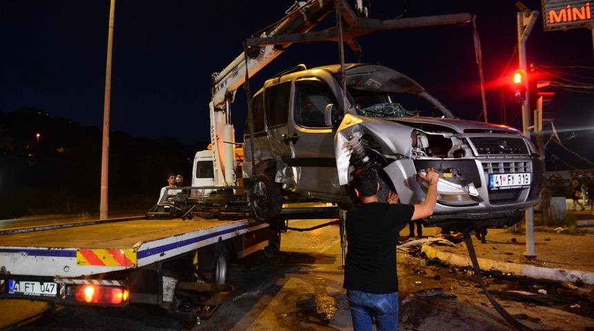 Kocaeli'de hafif ticari araç ile otomobilin çarpışması sonucu 2 kişi yaralandı