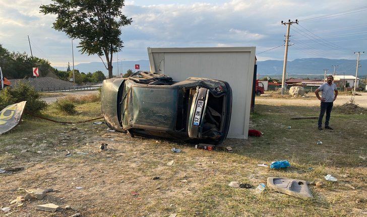 Sinop'ta devrilen otomobildeki 3 kişi yaralandı G2