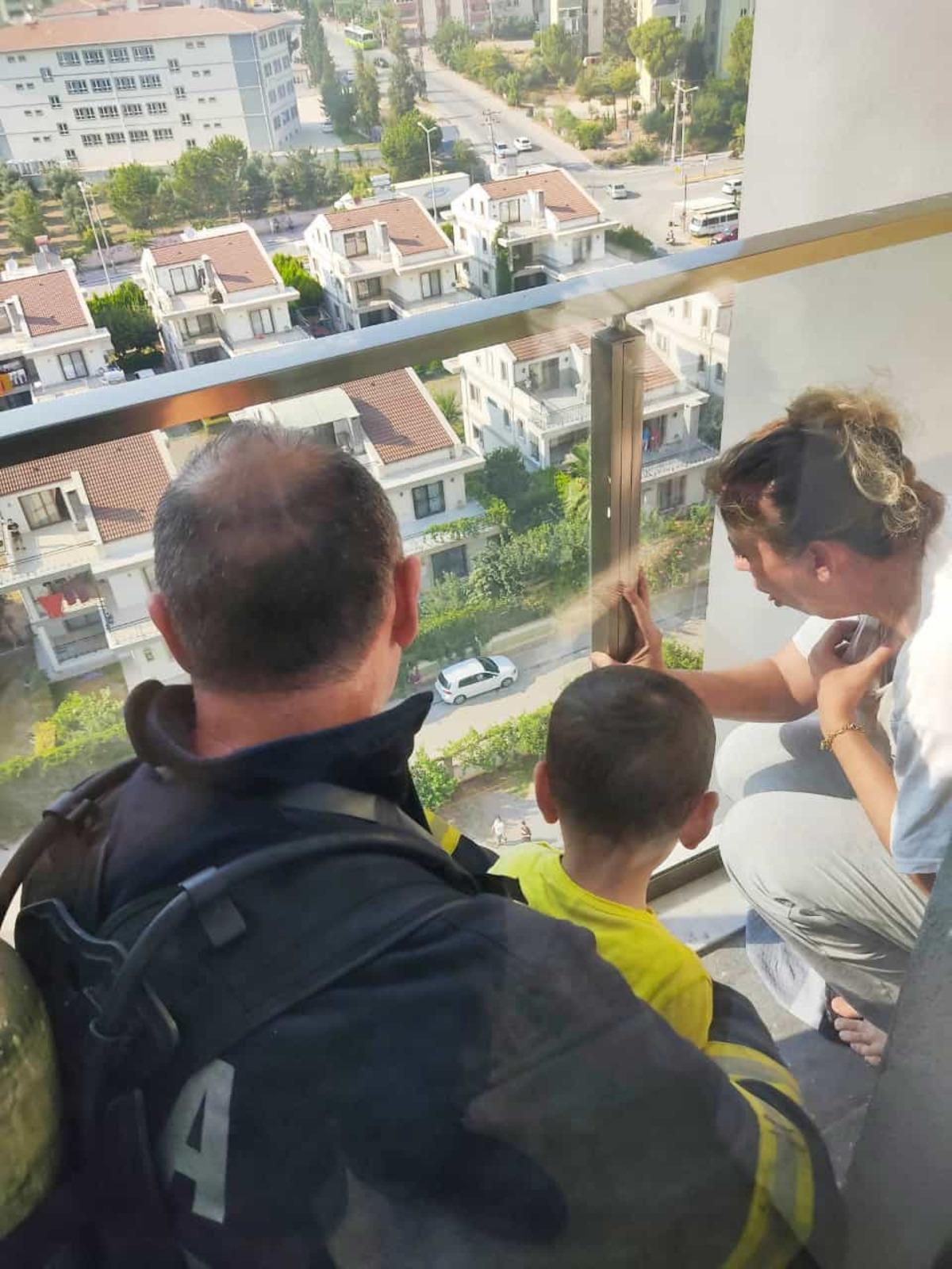 Adana'da bir evde &ccedil;ıkan yangında mahsur kalan aileyi itfaiye ekipleri kurtardı