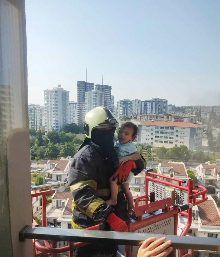 Adana'da bir evde çıkan yangında mahsur kalan aileyi itfaiye ekipleri kurtardı G2