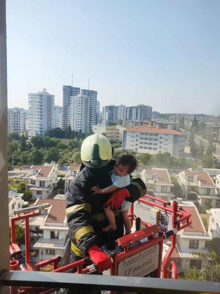 Adana'da bir evde çıkan yangında mahsur kalan aileyi itfaiye ekipleri kurtardı G3