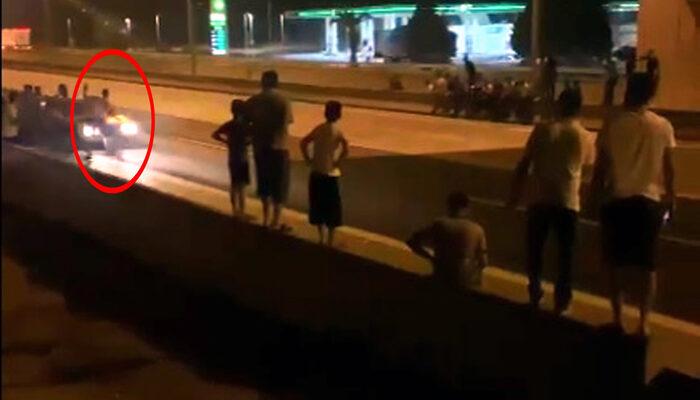 Adana'da dehşet! Otoyolda yarışan sürücü, yol kenarındaki gence çarparak bacağını kopardı