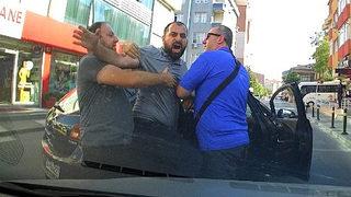 Hem suçlu hem güçlü! Kendisini uyaran basın mensuplarına saldırdı