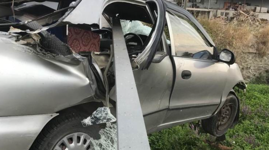 Eve 2 kilometre kala feci kaza! K&ouml;pr&uuml;n&uuml;n korkulukları otomobile ok gibi saplandı