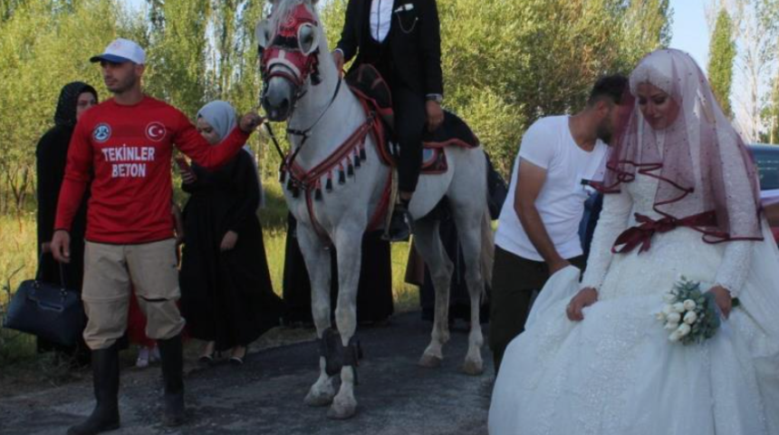 Bayburt'ta şaşırtan g&ouml;r&uuml;nt&uuml;! 'Damat ata binmiş ya nasip demiş'