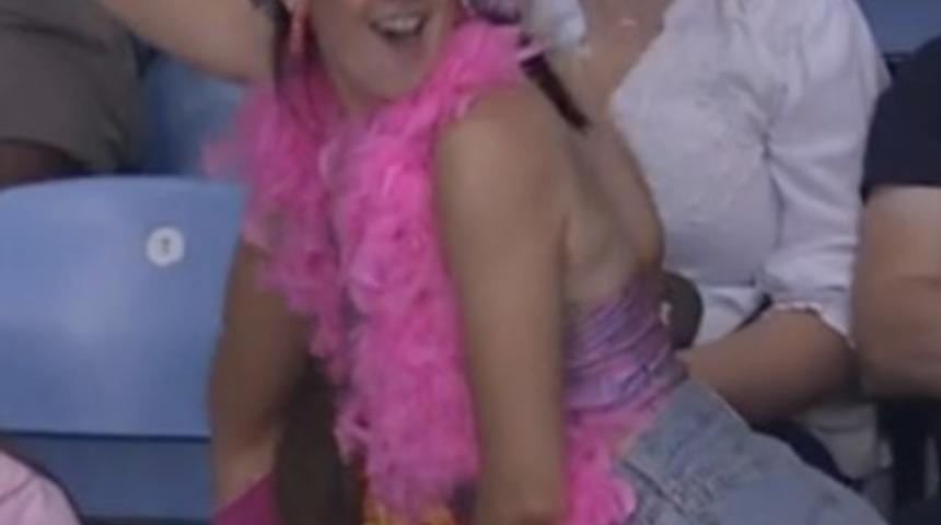 Dünyaca ünlü etkinlikte skandal! Canlı yayında eteğini kaldırıp twerk yaptı