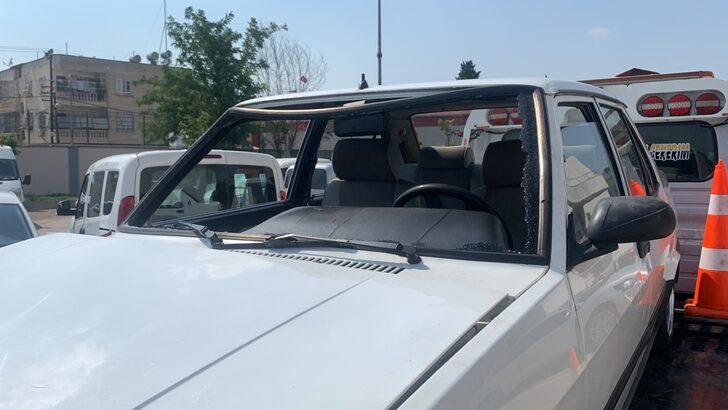 Adana'da otoyolda yarışan otomobil yol kenarındaki seyirciye çarptı G3