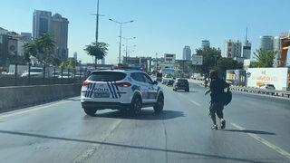 D-100'de bıçaklı saldırgan alarmı! Kovalamaca yaşandı, yere yatırılarak gözaltına alındı