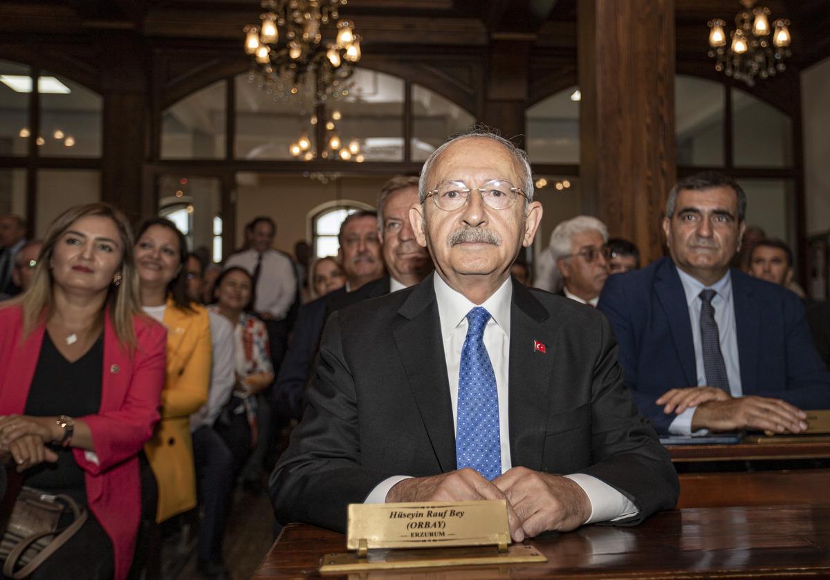CHP Genel Başkanı Kılı&ccedil;daroğlu, Erzurum Kongresi'nin yapıldığı binayı gezdi