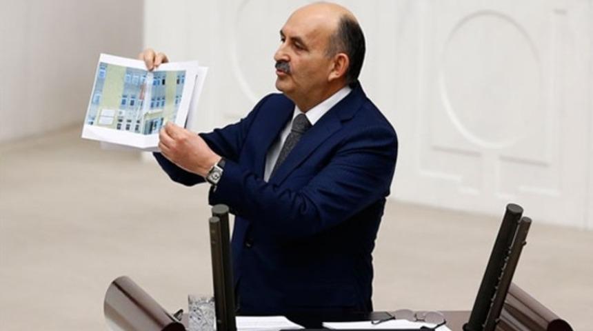 Müezzinoğlu: Bayrak indirildi, paçavra asıldı